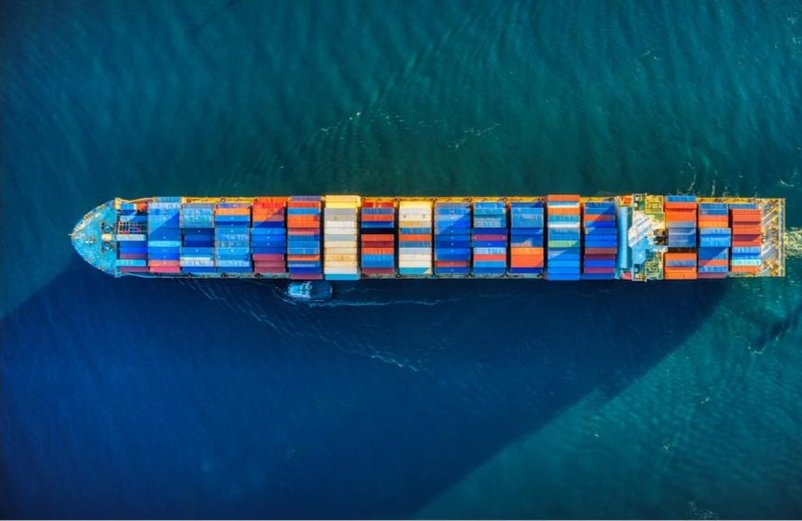 Cargo ship carrying shipping containers